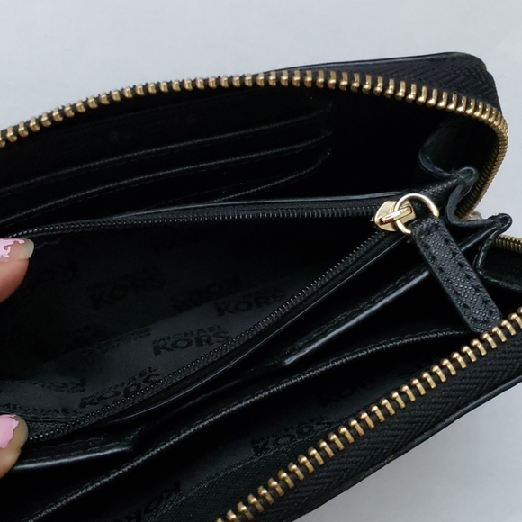 Michael Kors Wallet - Picture 4 of 6